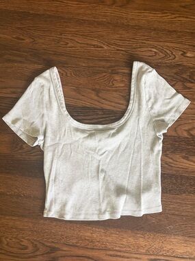 Universal thread gray ribbed top with scoop neck